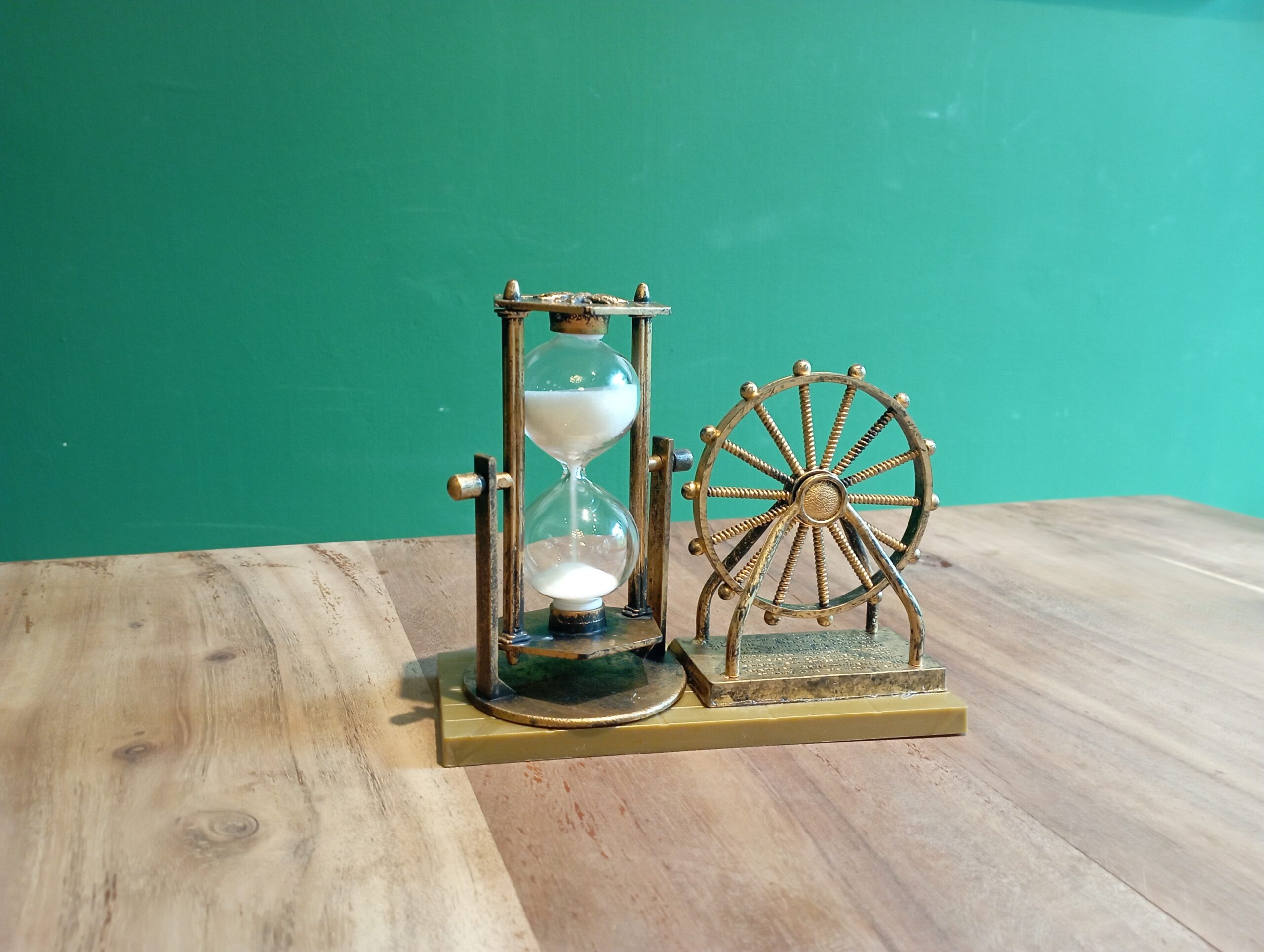 An hourglass representing the tradeoff between retiring at 45 and retiring at 65